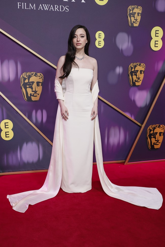 Make it simple but sophisticated. Mungkin begitulah gaya aktris Mikey Madison dalam balutan gaun Prada yang elegan. Perhiasan Tiffany & Co., ikut melengkapi dan menonjolkan kesederhanaan yang mewah. (Foto: Joel C Ryan/Invision/AP)