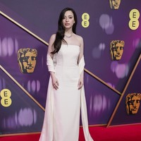 Make it simple but sophisticated. Mungkin begitulah gaya aktris Mikey Madison dalam balutan gaun Prada yang elegan. Perhiasan Tiffany & Co., ikut melengkapi dan menonjolkan kesederhanaan yang mewah. (Foto: Joel C Ryan/Invision/AP)