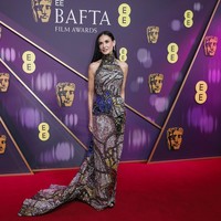 Demi Moore memberi penghormatan untuk insan kreatif Inggris dengan memakai gaun keluaran rumah modeAlexander McQueen. Gaunnya berleher halter dengan hiasan payet yang berkilauan, denga motif abstrak yang unik. (Foto: Joel C Ryan/Invision/AP)