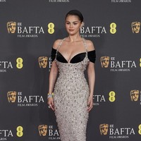 Selena Gomez memilih gaun Schiaparelli Couture yang dihiasi payet perak dan rhinestones. Kilauan elegan merefleksikan karier aktingnya yang gemilang tahun ini terlepas dari kontroversi film Emilia Perez. (Foto: Joel C Ryan/Invision/AP)