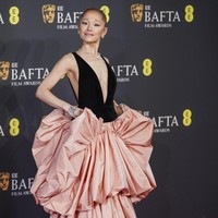 Karakter Glinda yang diperankan Ariana Grande di film Wicked tetap melakat, bahkan untuk penampilannya di karpet merah. Tubuh mungilnya dibungkus gaun Louis Vuitton yang dilengkapi rok lipit megar nan dramatis berwarna pink. (Foto: Joel C Ryan/Invision/AP)