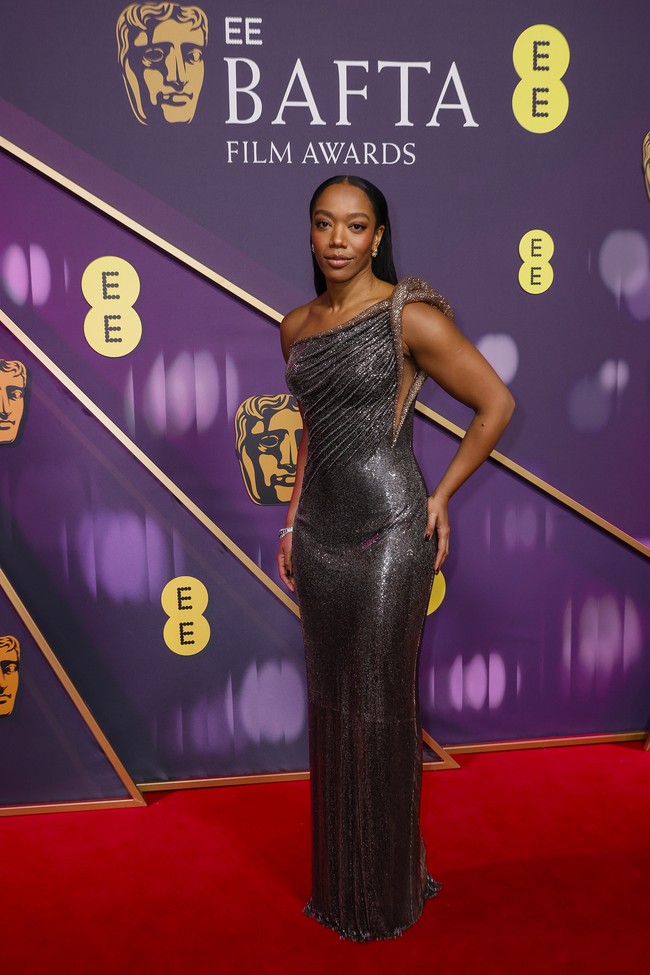 Naomi Ackie memakai gaun Versace yang memeluk tubuh sehingga menonjolkan kesan seksi yang elegan. (Foto: Joel C Ryan/Invision/AP)