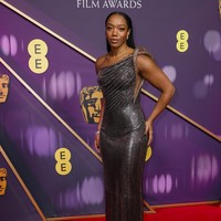 Naomi Ackie memakai gaun Versace yang memeluk tubuh sehingga menonjolkan kesan seksi yang elegan. (Foto: Joel C Ryan/Invision/AP)