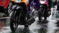 Sedangkan wilayah Jakarta Selatan dan Jakarta Timur berpotensi hujan berdurasi ringan, sedang, hingga hujan petir.  