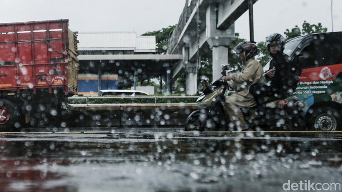 Pengendara menerobos hujan di Jalan Gatot Subroto, Jakarta, Senin (17/2/2025). Badan Meteorologi, Klimatologi dan Geofisika (BMKG) memprakirakan cuaca sejumlah wilayah DKI Jakarta berpotensi hujan selama tiga hari ke depan atau dari Senin hingga Rabu (19/2).