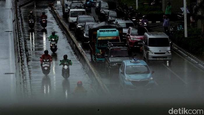 Pengendara menerobos hujan di Jalan Gatot Subroto, Jakarta, Senin (17/2/2025). Badan Meteorologi, Klimatologi dan Geofisika (BMKG) memprakirakan cuaca sejumlah wilayah DKI Jakarta berpotensi hujan selama tiga hari ke depan atau dari Senin hingga Rabu (19/2).