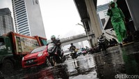 Pengendara menerobos hujan di Jalan Gatot Subroto, Jakarta, Senin (17/2/2025). Badan Meteorologi, Klimatologi dan Geofisika (BMKG) memprakirakan cuaca sejumlah wilayah DKI Jakarta berpotensi hujan selama tiga hari ke depan atau dari Senin hingga Rabu (19/2).