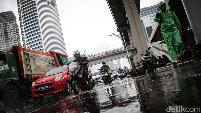 BMKG Prakirakan Jakarta Diguyur Hujan hingga 19 Februari Pengendara menerobos hujan di Jalan Gatot Subroto, Jakarta, Senin (17/2/2025). Badan Meteorologi, Klimatologi dan Geofisika (BMKG) memprakirakan cuaca sejumlah wilayah DKI Jakarta berpotensi hujan selama tiga hari ke depan atau dari Senin hingga Rabu (19/2).