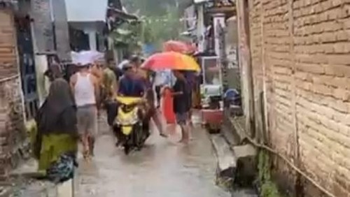 Warga menolong bocah yang hanyut terbawa arus selokan di Desa Rato, Kecamatan Bolo, Kabupaten Bima, NTB, Senin (17/2/2025).