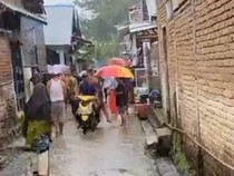 Hanyut di Selokan Saat Main Hujan, Bocah 2 Tahun Ditemukan Selamat