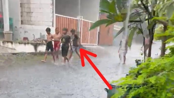 Bocah SD 12 tahun terpeleset masuk selokan perumahan hingga terseret arus meninggal saat dievakuasi ke rumah sakit.