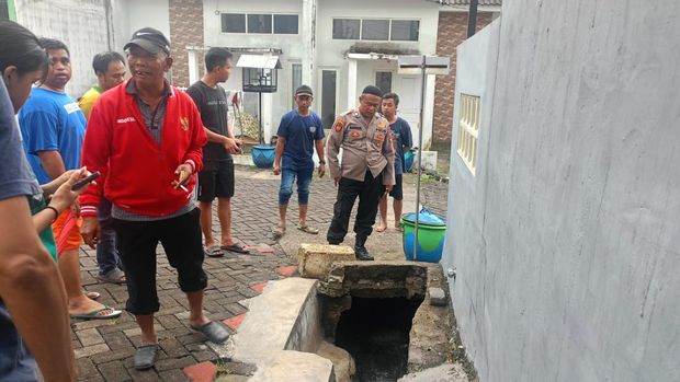 Bocah SD 12 tahun terpeleset masuk selokan perumahan hingga terseret arus meninggal saat dievakuasi ke rumah sakit.