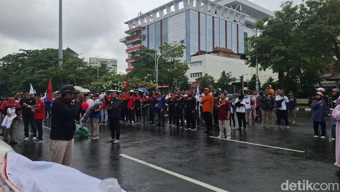 Aksi buruh Jepara di halaman Kantor Gubernur Jateng, Kelurahan Mugassari, Kecamatan Semarang Selatan, Senin (17/2/2025).