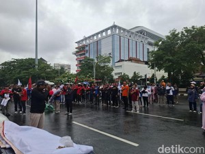 Buruh Jepara Demo Tolak Revisi UMSK di Kantor Gubernur, Ancam Gugat ke PTUN