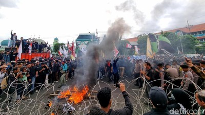 Mahasiswa Bakar Keranda saat Demo Tolak Efisiensi Pendidikan di Surabaya