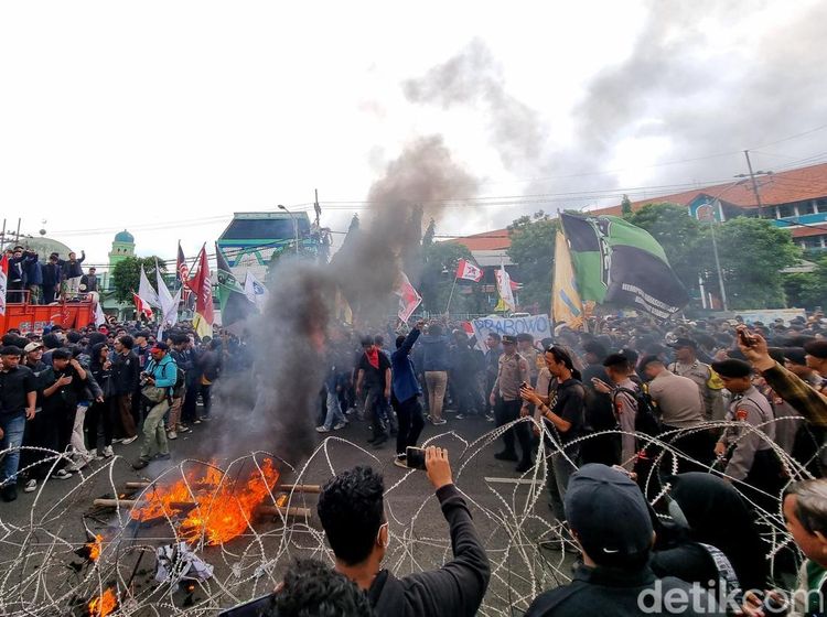 Mahasiswa Bakar Keranda saat Demo Tolak Efisiensi Pendidikan di Surabaya