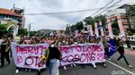 Mahasiswa Bakar Keranda saat Demo Tolak Efisiensi Pendidikan di Surabaya