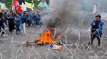 Mahasiswa Bakar Keranda saat Demo Tolak Efisiensi Pendidikan di Surabaya