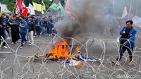 Aksi bakar keranda sempat membuat suasana demoa sedikit memanas.