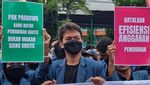 Mahasiswa Bakar Keranda saat Demo Tolak Efisiensi Pendidikan di Surabaya
