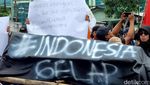 Mahasiswa Bakar Keranda saat Demo Tolak Efisiensi Pendidikan di Surabaya
