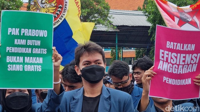 demo mahasiswa di dprd jatim bakar ban bekas