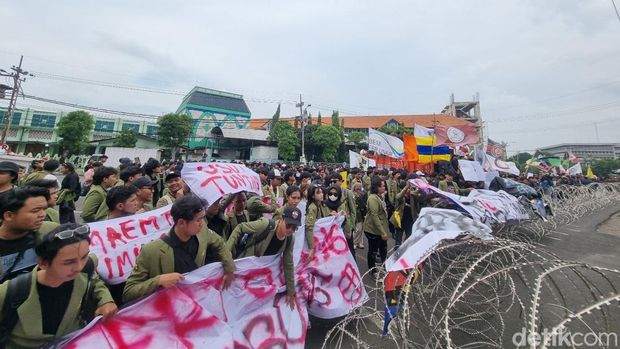 demo mahasiswa di dprd jatim bakar ban bekas