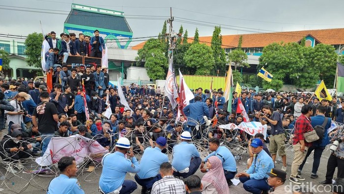 Demo mahasiswa di DPRD Jatim, massa mahasiswa duduk menunggu Ketua DPRD Jatim tiba.