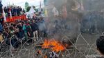 Mahasiswa Bakar Keranda saat Demo Tolak Efisiensi Pendidikan di Surabaya