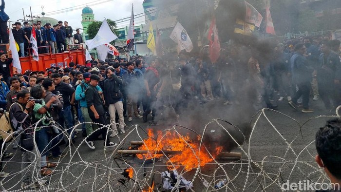 Demo Mahasiswa di DPRD Jatim