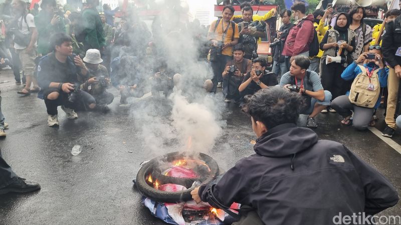 Demo mahasiswa 'Indonesia Gelap' di dekat Patung Kuda Aruna Wijaya Jakarta Pusat, membakar ban, 17 Februari 2025 sore. (Taufiq Syarifudin/detikcom)