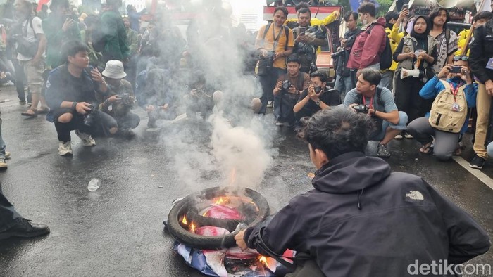 Demo mahasiswa Indonesia Gelap di dekat Patung Kuda Aruna Wijaya Jakarta Pusat, membakar ban, 17 Februari 2025 sore. (Taufiq Syarifudin/detikcom)