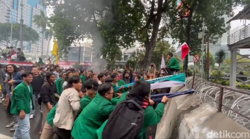 Demo mahasiswa 'Indonesia Gelap' di dekat Patung Kuda Aruna Wijaya Jakarta Pusat, membakar ban, 17 Februari 2025 sore. (Taufiq Syarifudin/detikcom)