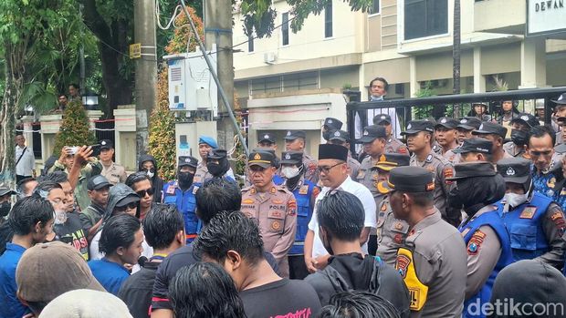 Demo mahasiswa PMII di Kantor Kejari dan DPRD Lamongan.