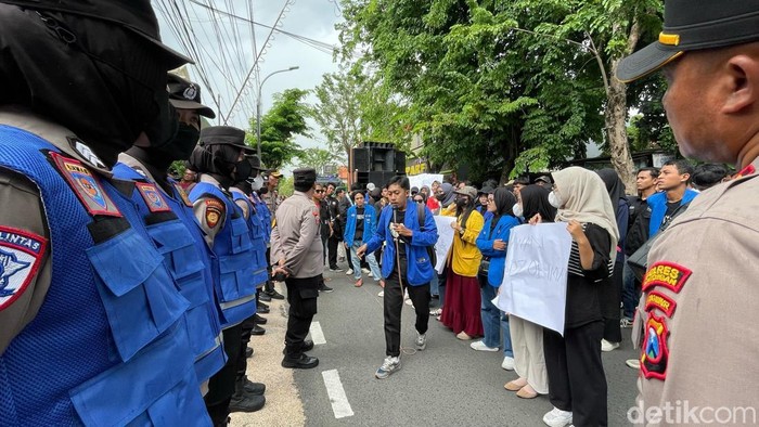Demo mahasiswa PMII di Kantor Kejari dan DPRD Lamongan.