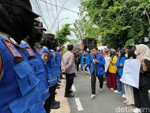 Mahasiswa PMII Unjuk Rasa Penanganan Korupsi di Kejari dan DPRD Lamongan