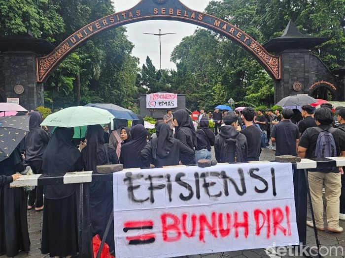 Demo mahasiswa UNS Solo di gerbang kampus, Senin (17/2/2025).