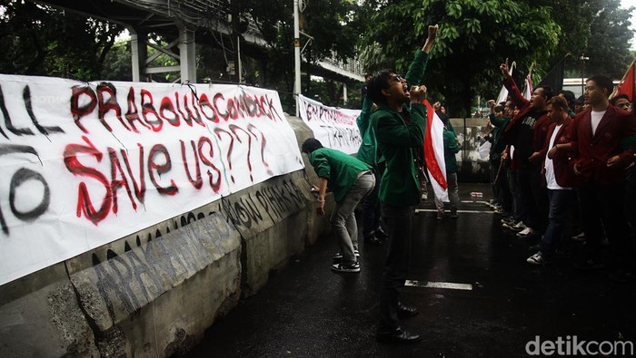 Demonstrasi Mahasiswa Kritik Kabinet Gemuk Mahasiswa dari berbagai perguruan tinggi melakukan unjuk rasa di kawasan Patung Kuda, Jl Medan Merdeka Barat, Jakarta, Senin (17/2/2025). Sejumlah isu dibawa oleh mahasiswa seperti efisiensi anggaran, program makan bergizi gratis hingga kabinet gemuk Prabowo-Gibran.