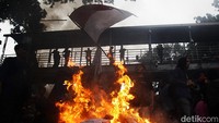 Mahasiswa melakukan aksi bakar-bakar di Jalan Medan Merdeka Barat.