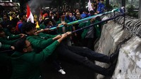 Sejumlah isu dibawa oleh mahasiswa seperti efisiensi anggaran, program makan bergizi gratis hingga kabinet gemuk Prabowo-Gibran.