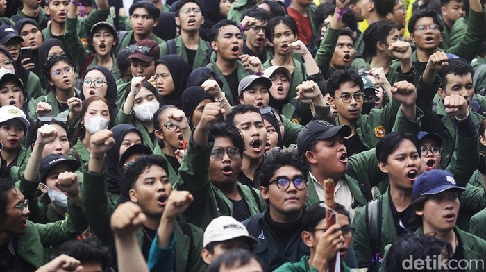 Mahasiswa dari berbagai perguruan tinggi melakukan unjuk rasa di kawasan Patung Kuda, Jl Medan Merdeka Barat, Jakarta, Senin (17/2/2025). Sejumlah isu dibawa oleh mahasiswa seperti  efisiensi anggaran, program makan bergizi gratis hingga kabinet gemuk Prabowo-Gibran.