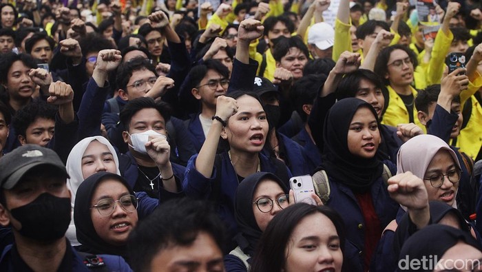 Mahasiswa dari berbagai perguruan tinggi melakukan unjuk rasa di kawasan Patung Kuda, Jl Medan Merdeka Barat, Jakarta, Senin (17/2/2025). Sejumlah isu dibawa oleh mahasiswa seperti  efisiensi anggaran, program makan bergizi gratis hingga kabinet gemuk Prabowo-Gibran.