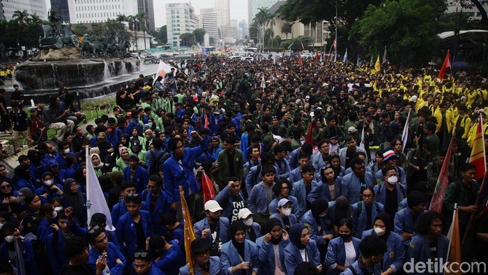 Demonstrasi Mahasiswa Kritik Kabinet Gemuk Mahasiswa dari berbagai perguruan tinggi melakukan unjuk rasa di kawasan Patung Kuda, Jl Medan Merdeka Barat, Jakarta, Senin (17/2/2025). Sejumlah isu dibawa oleh mahasiswa seperti efisiensi anggaran, program makan bergizi gratis hingga kabinet gemuk Prabowo-Gibran.