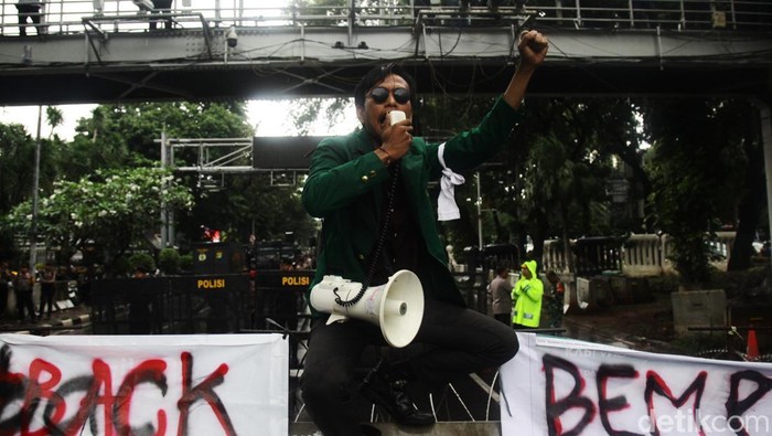 Demonstrasi Mahasiswa Kritik Kabinet Gemuk Mahasiswa dari berbagai perguruan tinggi melakukan unjuk rasa di kawasan Patung Kuda, Jl Medan Merdeka Barat, Jakarta, Senin (17/2/2025). Sejumlah isu dibawa oleh mahasiswa seperti efisiensi anggaran, program makan bergizi gratis hingga kabinet gemuk Prabowo-Gibran.