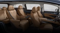 Selain Andre, Sigit Djokosoetono selaku Deputy CEO BlueBird lebih dulu membocorkan armada baru tersebut. Dia menunjukkan setiap detail kendaraan, baik di luar maupun dalam. Mobil tersebut, tidak lain dan tidak bukan, merupakan Denza D9. Foto: Dok. Denza