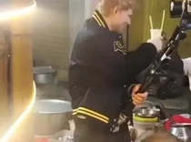 Ed Sheeran Kulineran di India, Cicip Yogurt Dingin yang Unik