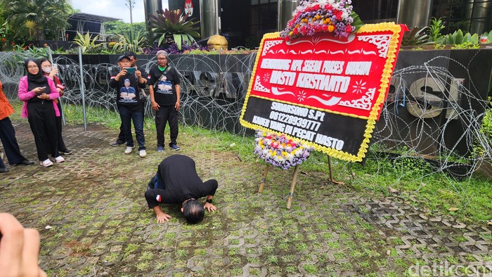 Eks kader PDIP, Sudarsono, sujud di KPK karena senang praperadilan Hasto tidak diterima pengadilan. (Adrial Akbar/detikcom)