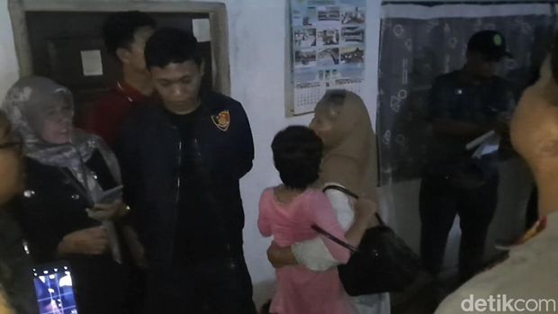 Eksekusi rumah dan lahan di Desa Sukarame, Kecamatan Sukarame, Kabupaten Tasikmalaya, Jawa Barat berlangsung alot pada Senin (17/2/2025).