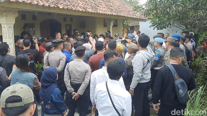 Eksekusi rumah dan lahan di Desa Sukarame, Kecamatan Sukarame, Kabupaten Tasikmalaya, Jawa Barat berlangsung alot pada Senin (17/2/2025).