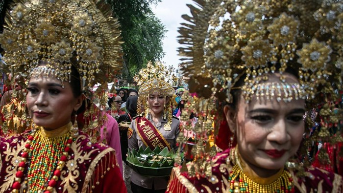 Panitia membagikan jenang (bubur kental tradisional) dalam Festival Jenang Solo 2025 di Ngarsopuro, Solo, Jawa Tengah, Senin (17/2/2025). Festival yang mengangkat tema Mustika Jenang Nusantara tersebut untuk melestarikan dan mengenalkan berbagai macam aneka jenang tradisional sekaligus upaya menarik kunjungan wisata di Kota Solo. ANTARA FOTO/Mohammad Ayudha/nym.